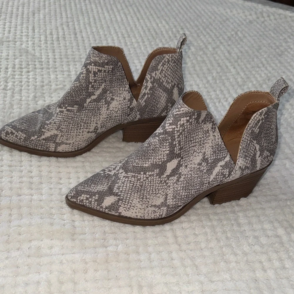 👢✨ EUC Universal Thread Snakeskin Ankle Booties | Size 7 | ✨👢